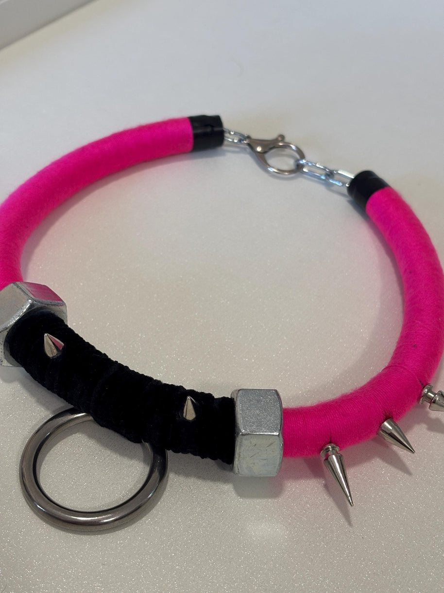 Choker punk rosa fluo shocking con borchie in acciaio e anello O-ring | Collana choker goth industrial alternativa | Gioiello punk fatto a m