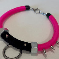 Choker punk rosa fluo shocking con borchie in acciaio e anello O-ring | Collana choker goth industrial alternativa | Gioiello punk fatto a m