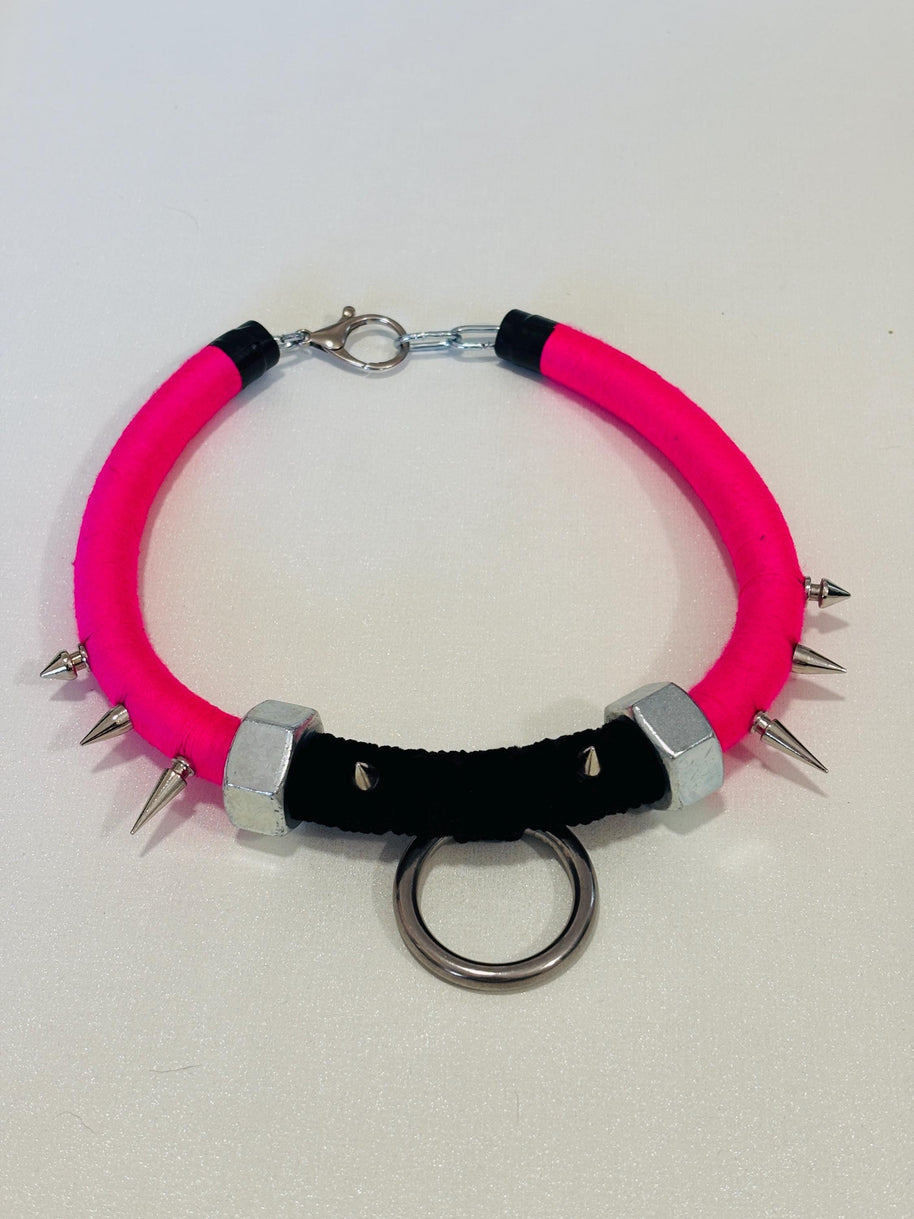 Choker punk rosa fluo shocking con borchie in acciaio e anello O-ring | Collana choker goth industrial alternativa | Gioiello punk fatto a m