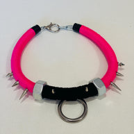 Choker punk rosa fluo shocking con borchie in acciaio e anello O-ring | Collana choker goth industrial alternativa | Gioiello punk fatto a m