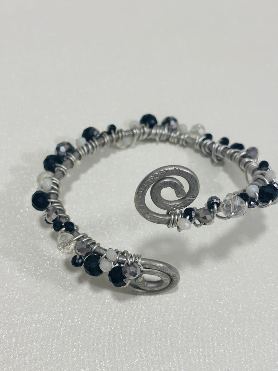Bracciale multigiro regolabile in alluminio con perline nere| Bracciale spirale artigianale stile industrial gothic| Gioiello alternativo