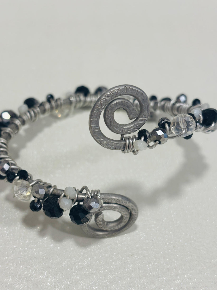 Bracciale multigiro regolabile in alluminio con perline nere| Bracciale spirale artigianale stile industrial gothic| Gioiello alternativo