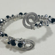 Bracciale multigiro regolabile in alluminio con perline nere| Bracciale spirale artigianale stile industrial gothic| Gioiello alternativo