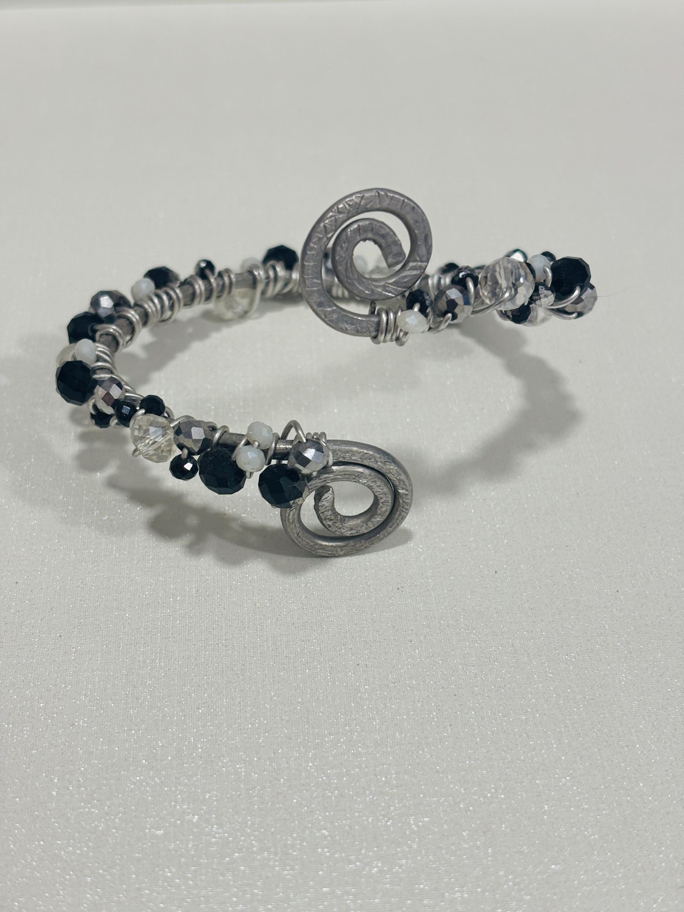 Bracciale multigiro regolabile in alluminio con perline nere| Bracciale spirale artigianale stile industrial gothic| Gioiello alternativo