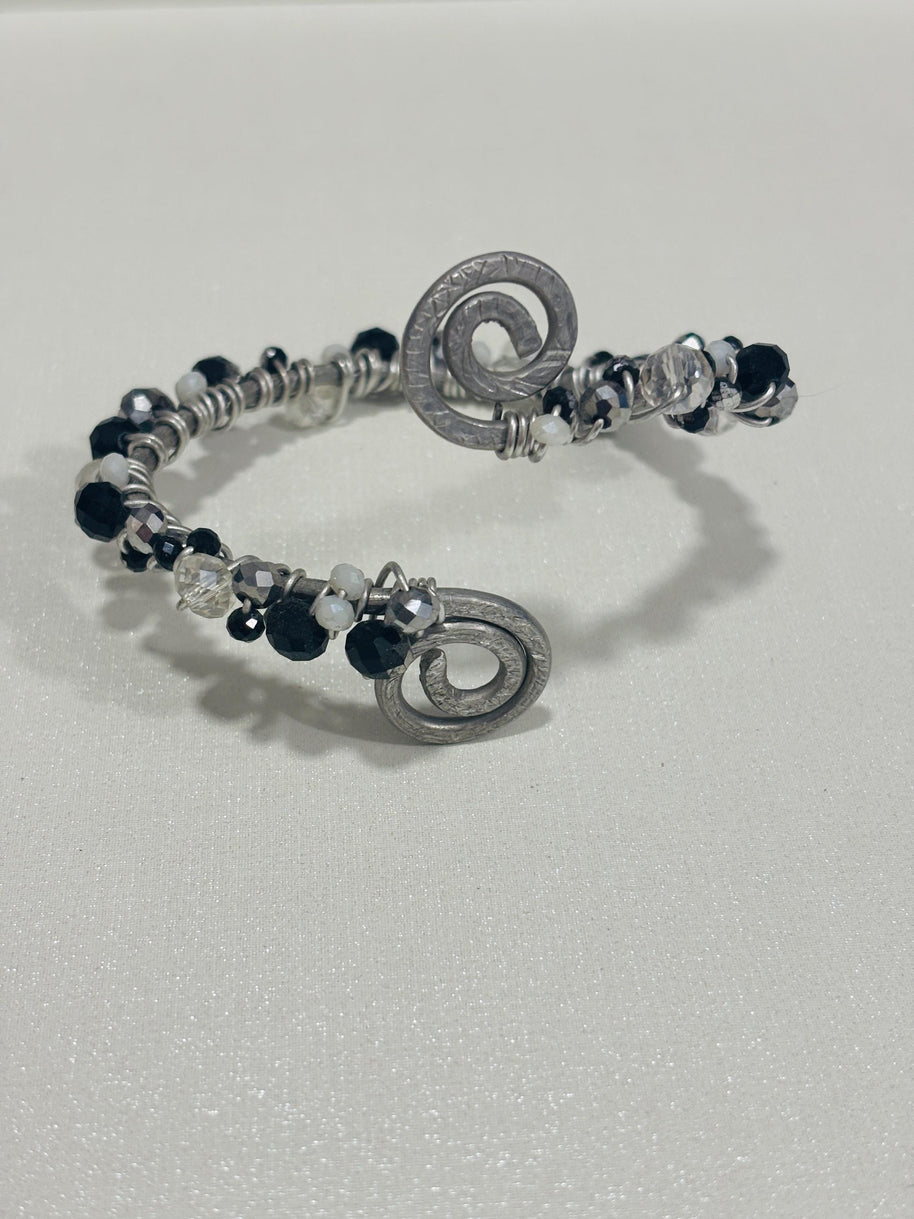 Bracciale multigiro regolabile in alluminio con perline nere| Bracciale spirale artigianale stile industrial gothic| Gioiello alternativo