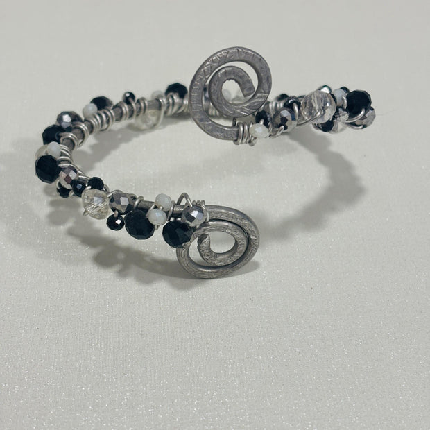 Bracciale multigiro regolabile in alluminio con perline nere| Bracciale spirale artigianale stile industrial gothic| Gioiello alternativo