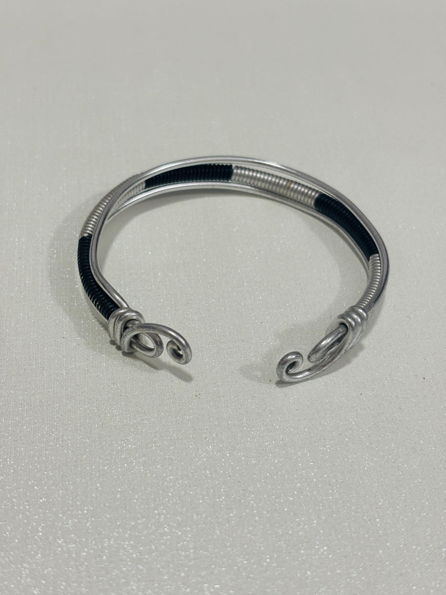 Bracciale rigido spirale nero e argento| Bracciale regolabile in alluminio con spirali|  Bracciale unisex minimal moderno|Idea regalo unisex