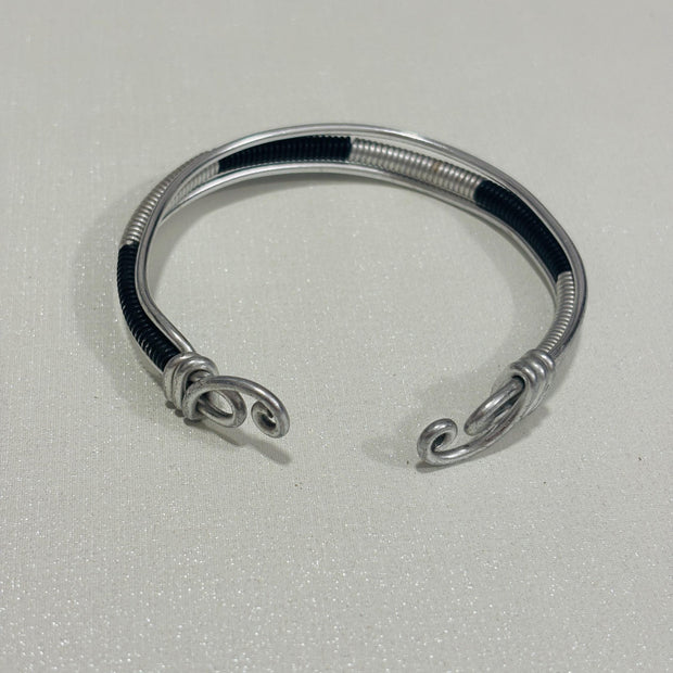 Bracciale rigido spirale nero e argento| Bracciale regolabile in alluminio con spirali|  Bracciale unisex minimal moderno|Idea regalo unisex