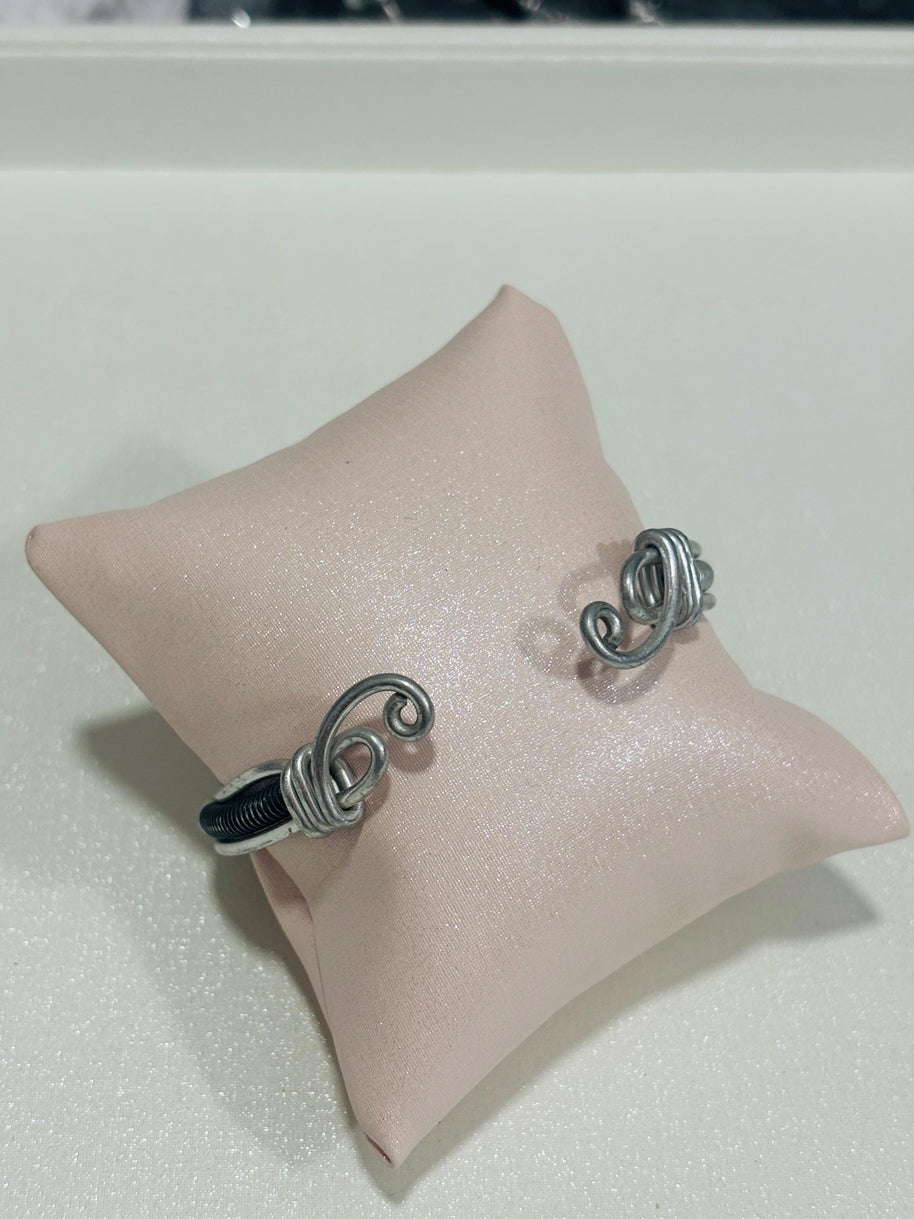 Bracciale rigido spirale nero e argento| Bracciale regolabile in alluminio con spirali|  Bracciale unisex minimal moderno|Idea regalo unisex