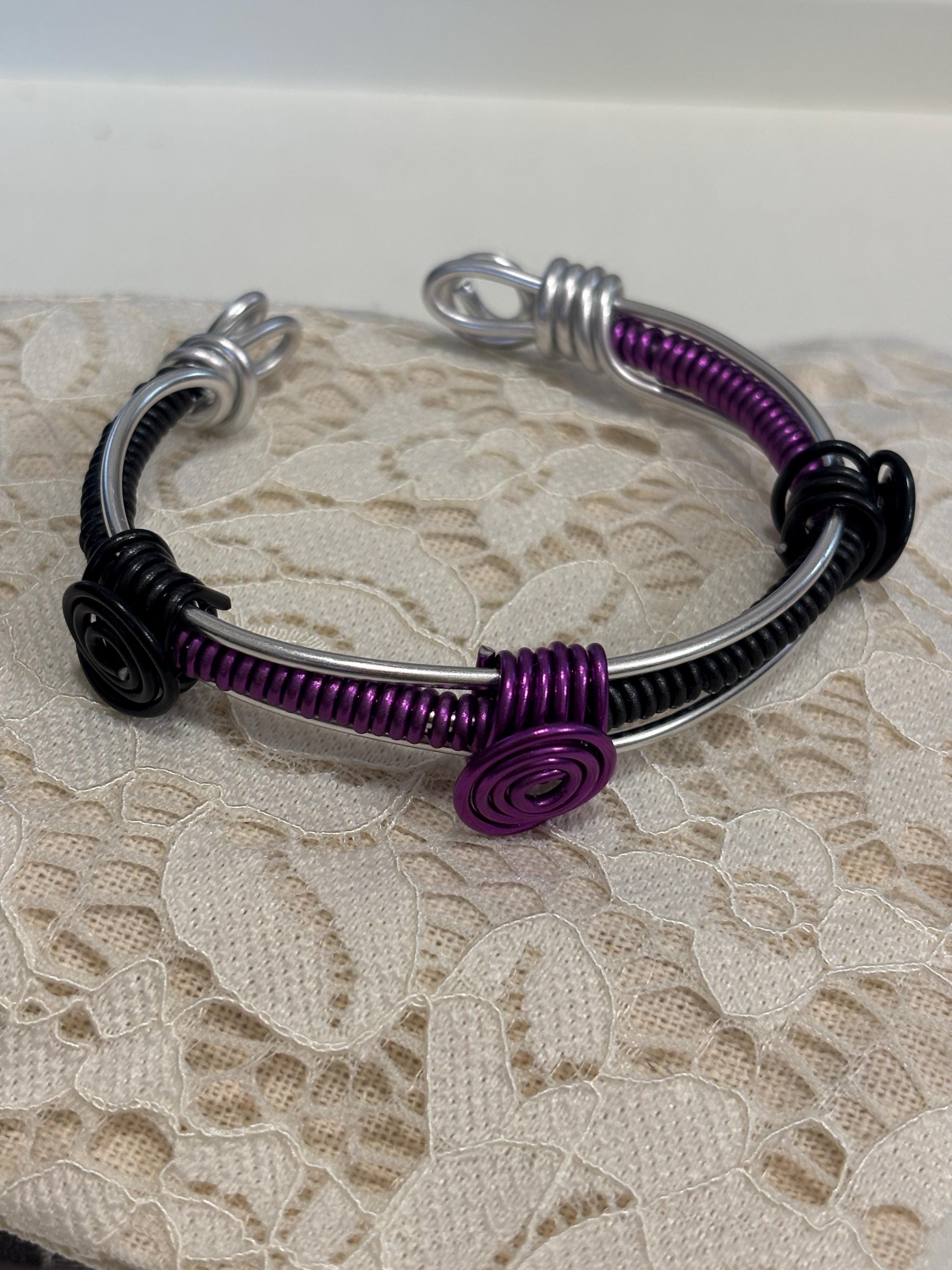 Bracciale rigido unisex regolabile in alluminio antiallergico nero e viola|Bracciale artigianale minimal con spirali|Idea regalo uomo donna
