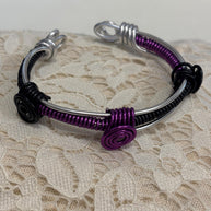 Bracciale rigido unisex regolabile in alluminio antiallergico nero e viola|Bracciale artigianale minimal con spirali|Idea regalo uomo donna