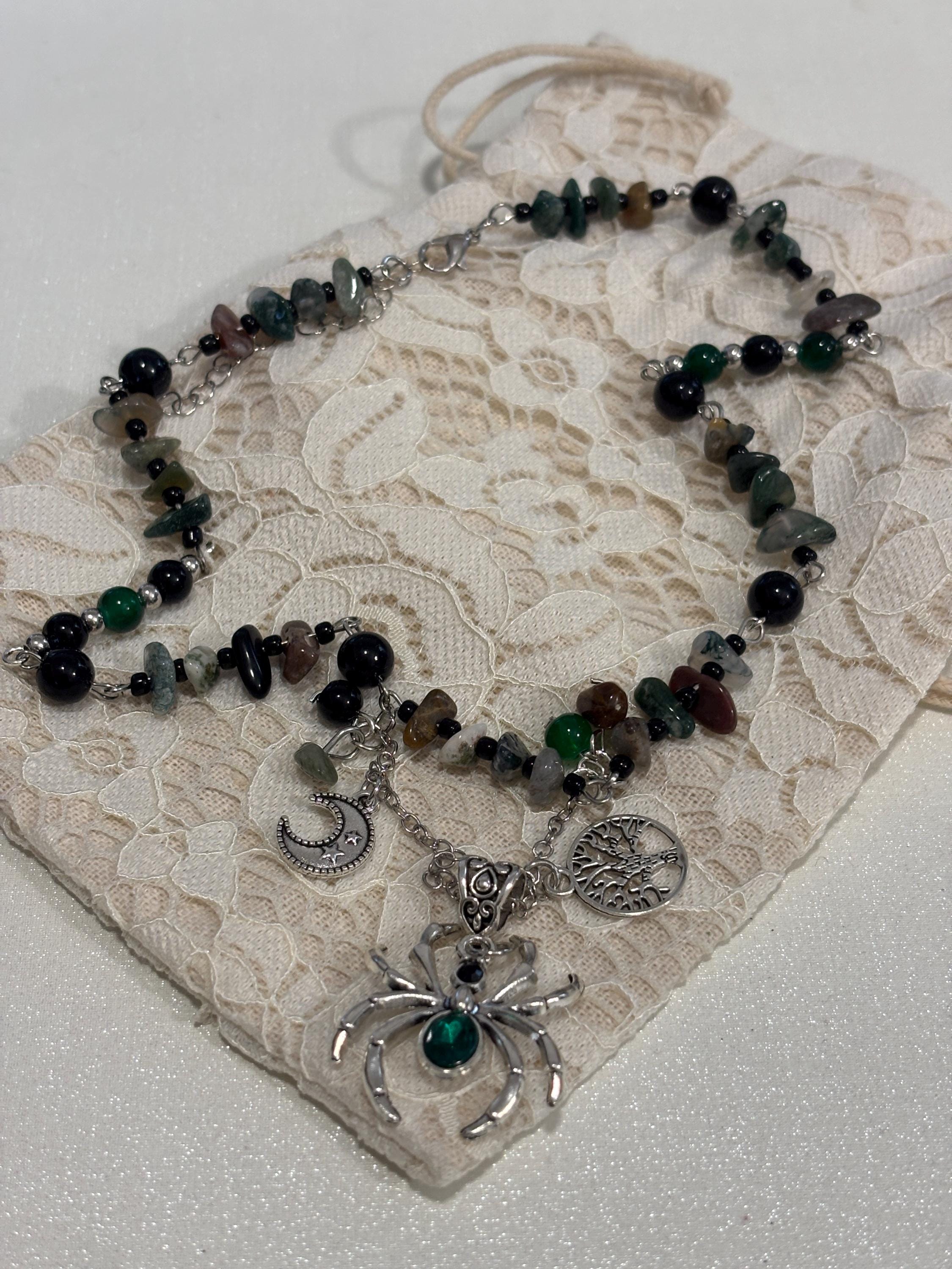 Collana ragno con pietre naturali verde nero | Collana witchy con luna e albero della vita| Gioiello boho spirituale donna