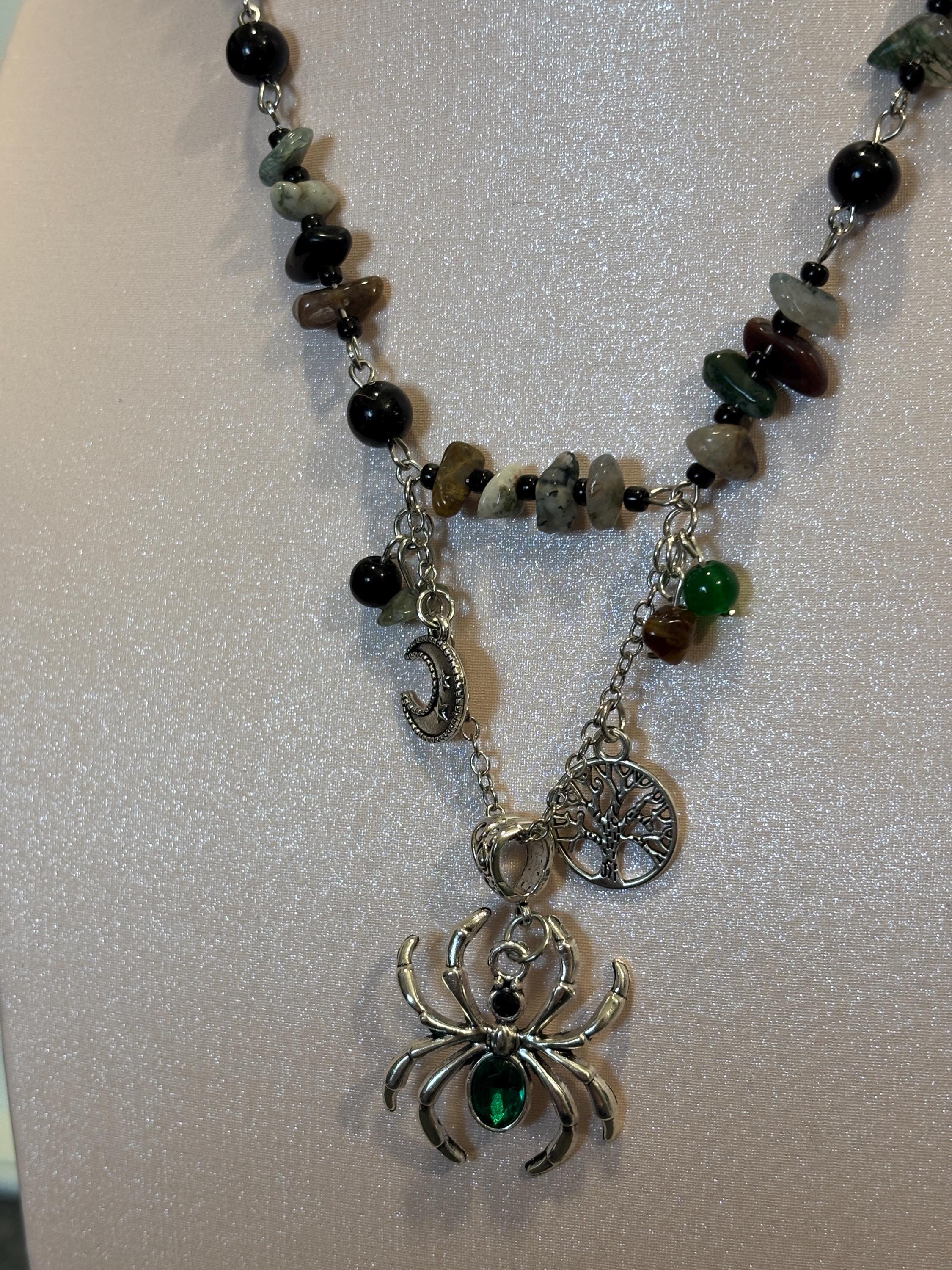 Collana ragno con pietre naturali verde nero | Collana witchy con luna e albero della vita| Gioiello boho spirituale donna