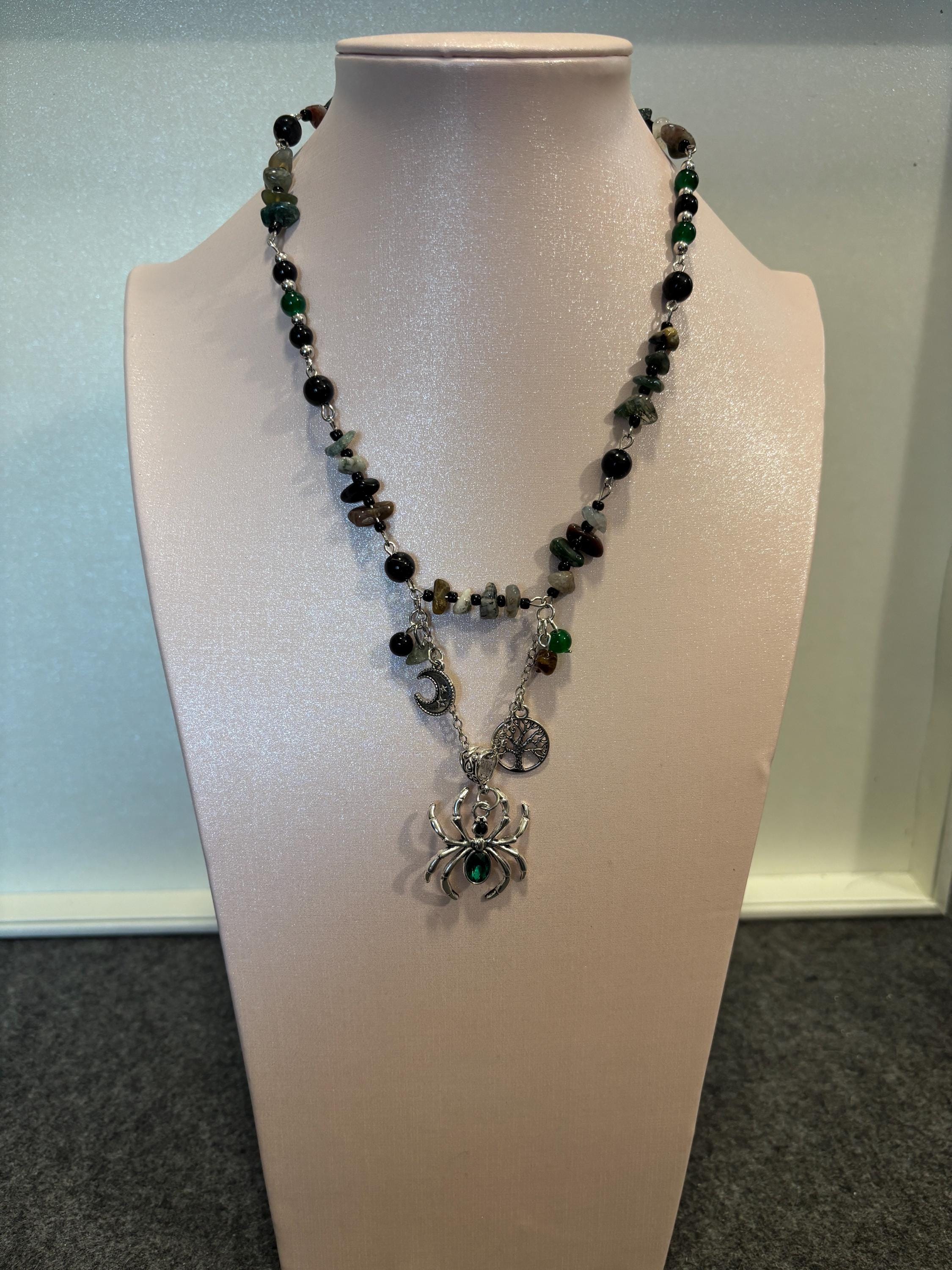 Collana ragno con pietre naturali verde nero | Collana witchy con luna e albero della vita| Gioiello boho spirituale donna
