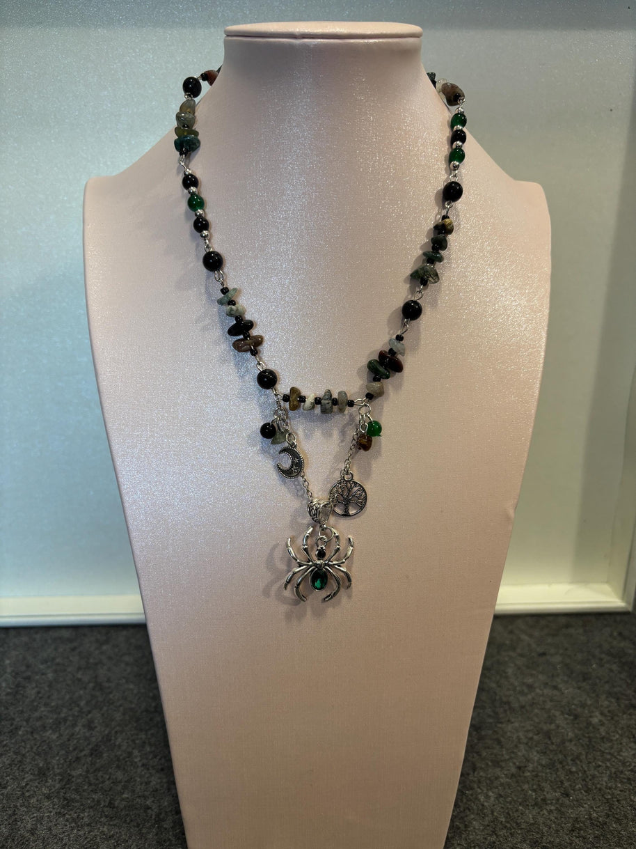 Collana ragno con pietre naturali verde nero | Collana witchy con luna e albero della vita| Gioiello boho spirituale donna