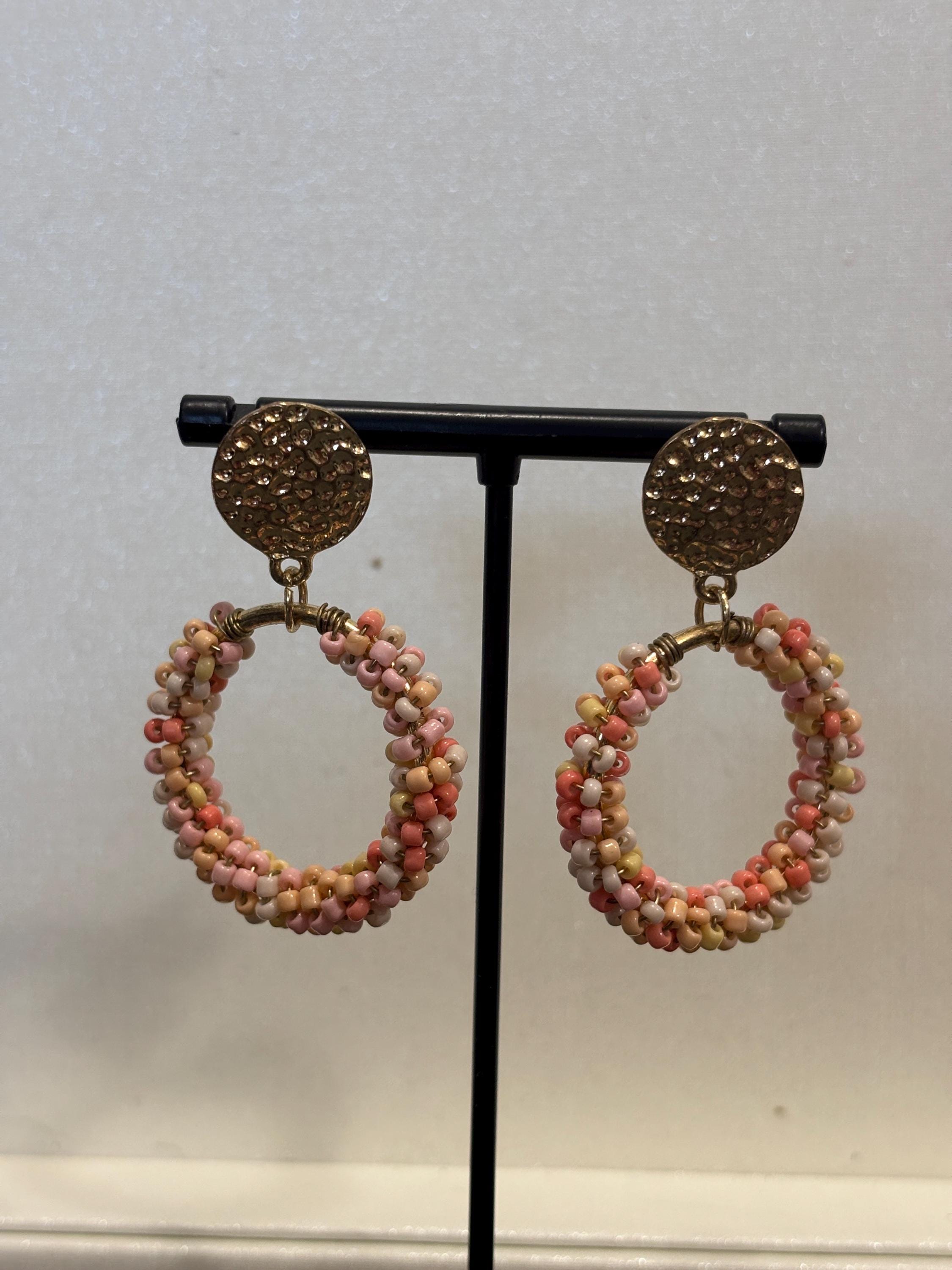 Orecchini a cerchio con perline rosa e oro–Orecchini pendenti boho chic-Acciaio antiallergico- Idea regalo donna- Orecchini eleganti leggeri
