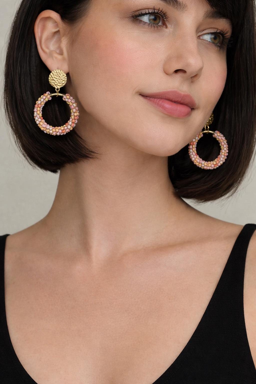 Orecchini a cerchio con perline rosa e oro–Orecchini pendenti boho chic-Acciaio antiallergico- Idea regalo donna- Orecchini eleganti leggeri