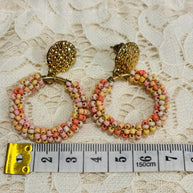 Orecchini a cerchio con perline rosa e oro–Orecchini pendenti boho chic-Acciaio antiallergico- Idea regalo donna- Orecchini eleganti leggeri