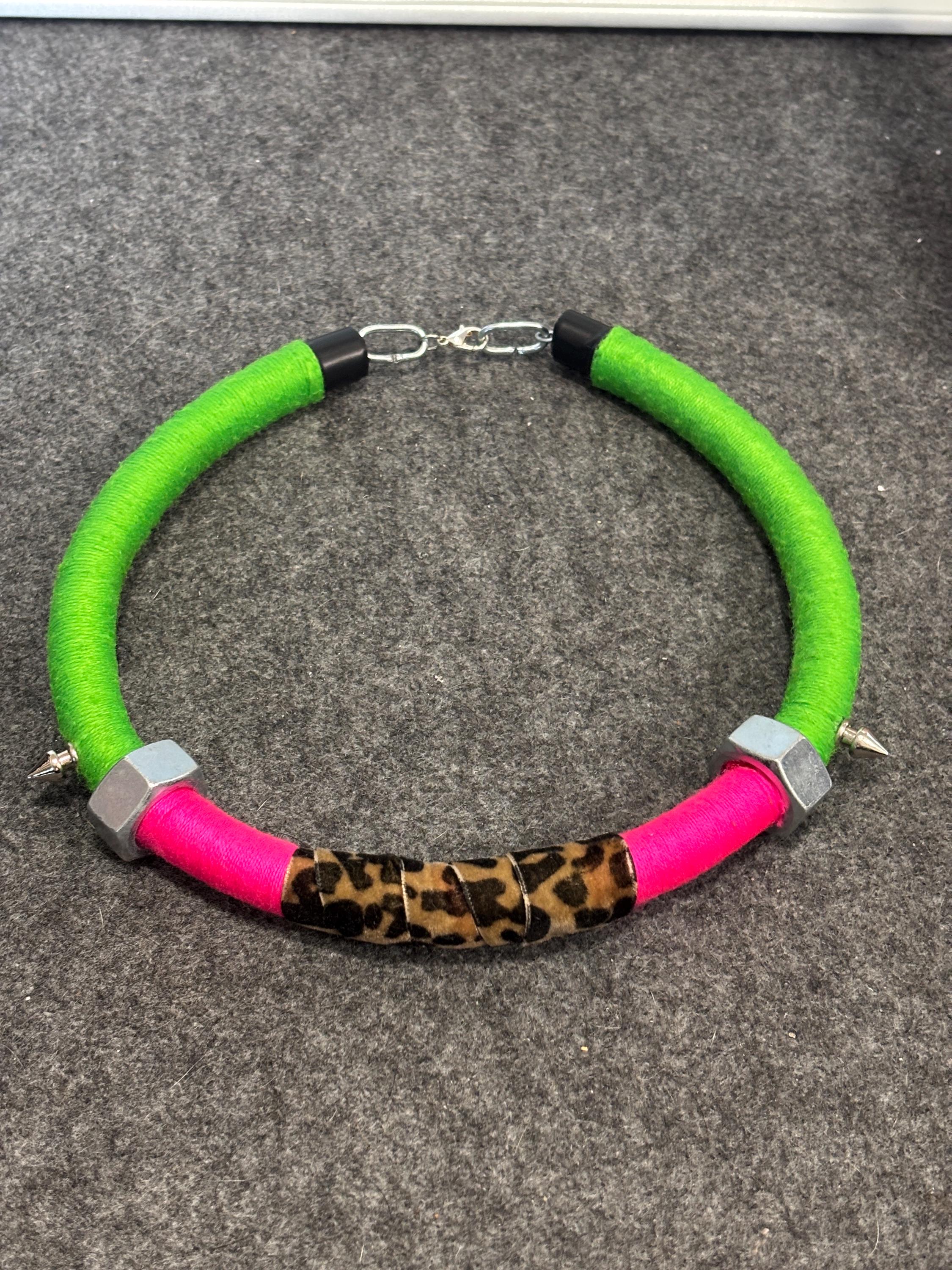 Choker punk fluo animalier con borchie | Collare rock verde e fucsia in metallo riciclato regolabile | Collana alternativa donna