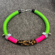 Choker punk fluo animalier con borchie | Collare rock verde e fucsia in metallo riciclato regolabile | Collana alternativa donna
