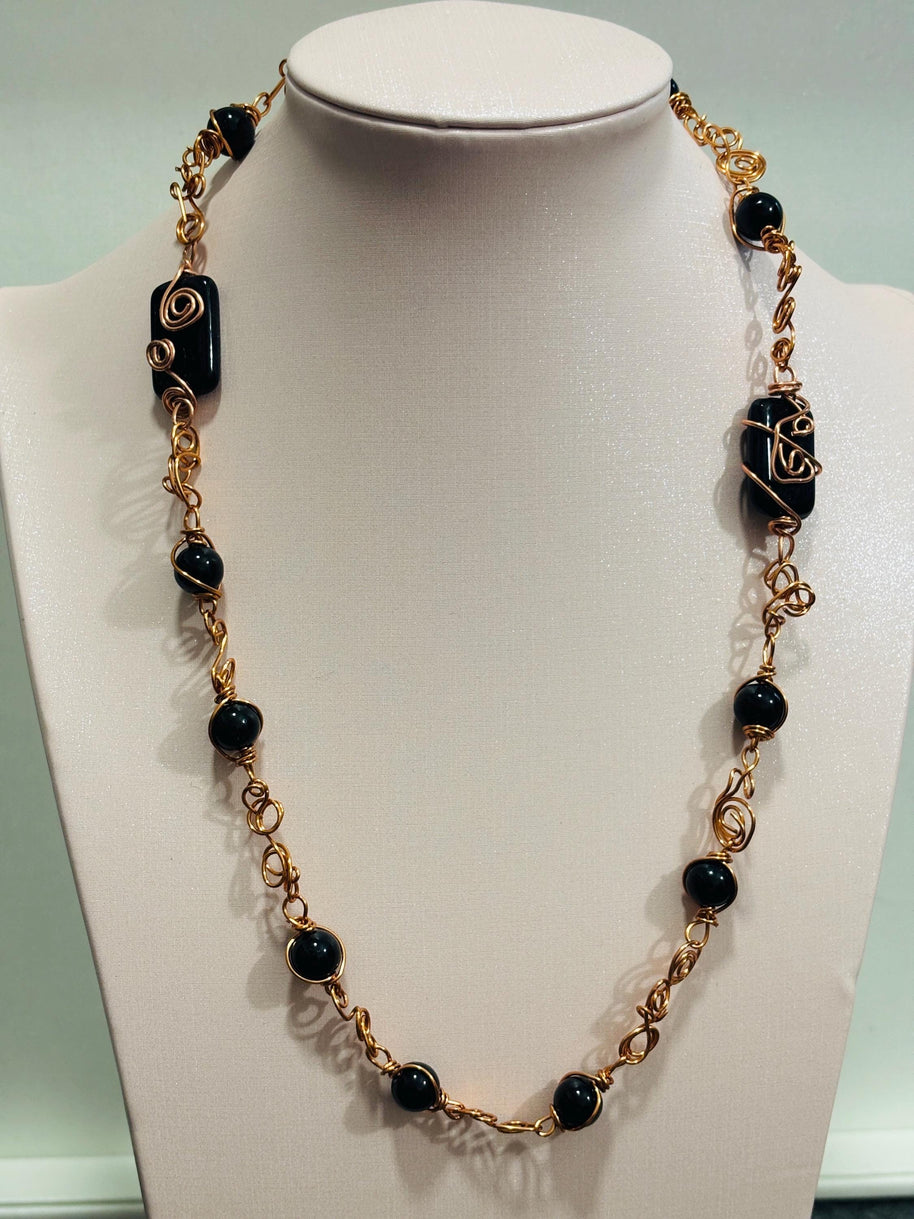 Collana lunga onice nera e rame| Collana boho elegante donna| Gioiello artigianale con pietre nere| Idea regalo donna