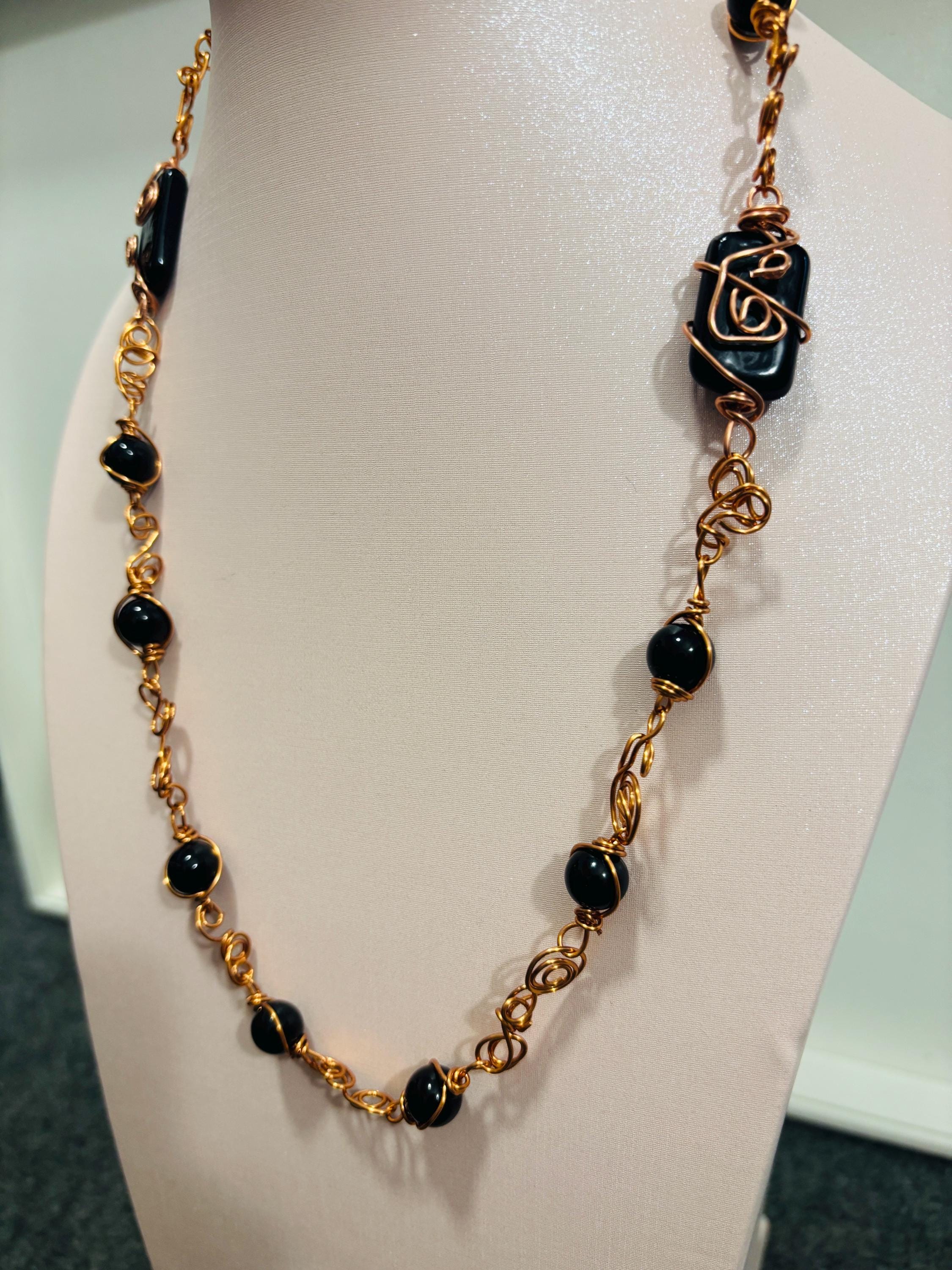 Collana lunga onice nera e rame| Collana boho elegante donna| Gioiello artigianale con pietre nere| Idea regalo donna