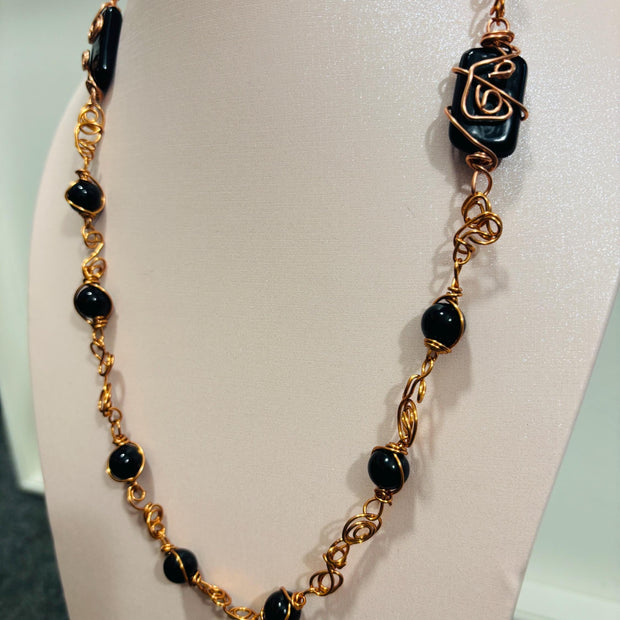 Collana lunga onice nera e rame| Collana boho elegante donna| Gioiello artigianale con pietre nere| Idea regalo donna