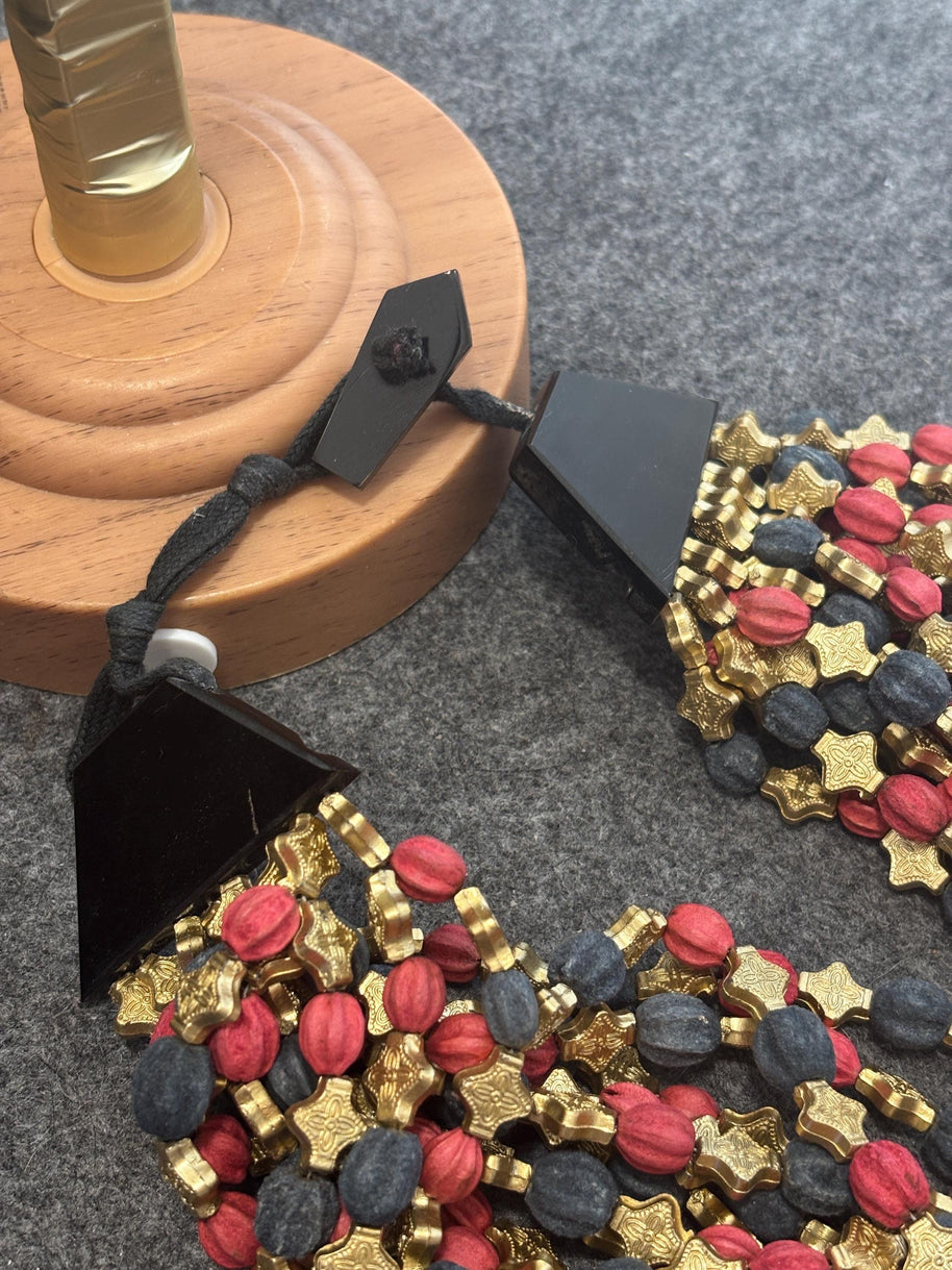 Collana boho etnica in semi naturali e legno fatta a mano| Collana statement multigiro con chiusura a bottone| Regalo etnico donna