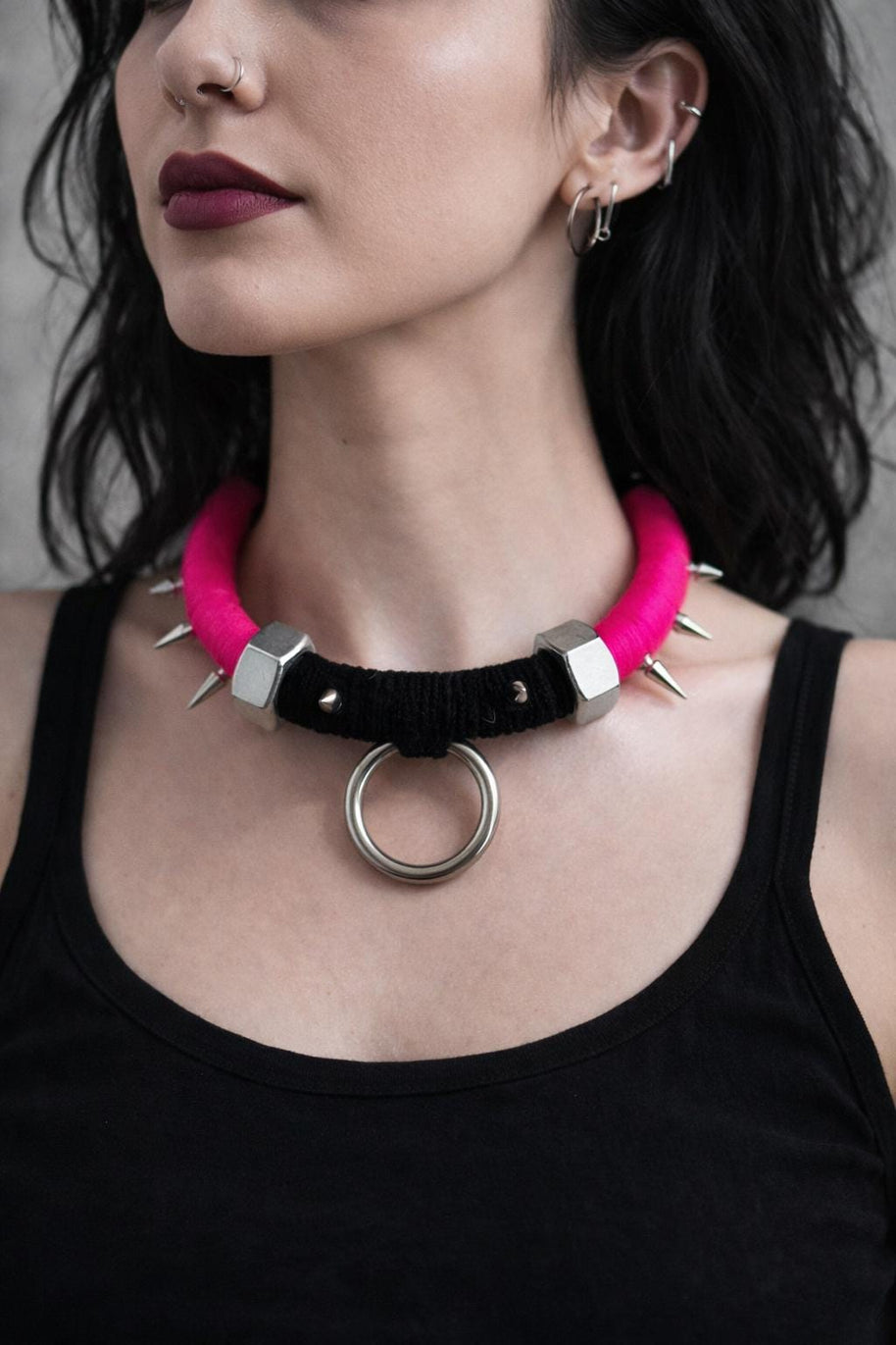 Choker punk rosa fluo shocking con borchie in acciaio e anello O-ring | Collana choker goth industrial alternativa | Gioiello punk fatto a m