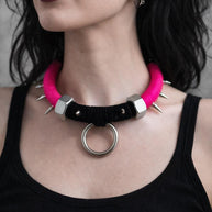 Choker punk rosa fluo shocking con borchie in acciaio e anello O-ring | Collana choker goth industrial alternativa | Gioiello punk fatto a m