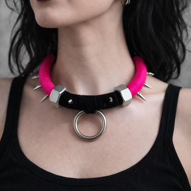 Choker punk rosa fluo shocking con borchie in acciaio e anello O-ring | Collana choker goth industrial alternativa | Gioiello punk fatto a m