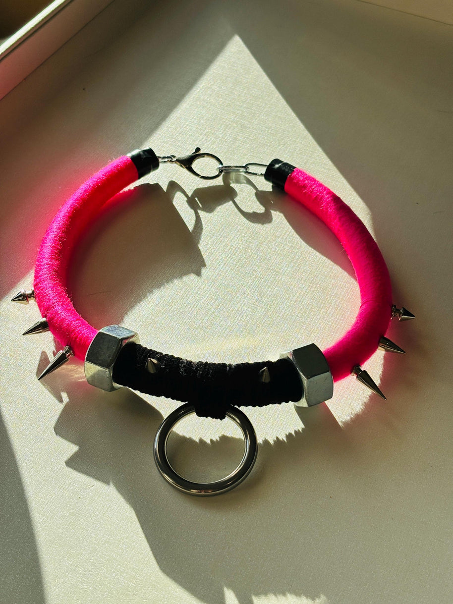 Choker punk rosa fluo shocking con borchie in acciaio e anello O-ring | Collana choker goth industrial alternativa | Gioiello punk fatto a m