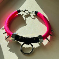 Choker punk rosa fluo shocking con borchie in acciaio e anello O-ring | Collana choker goth industrial alternativa | Gioiello punk fatto a m