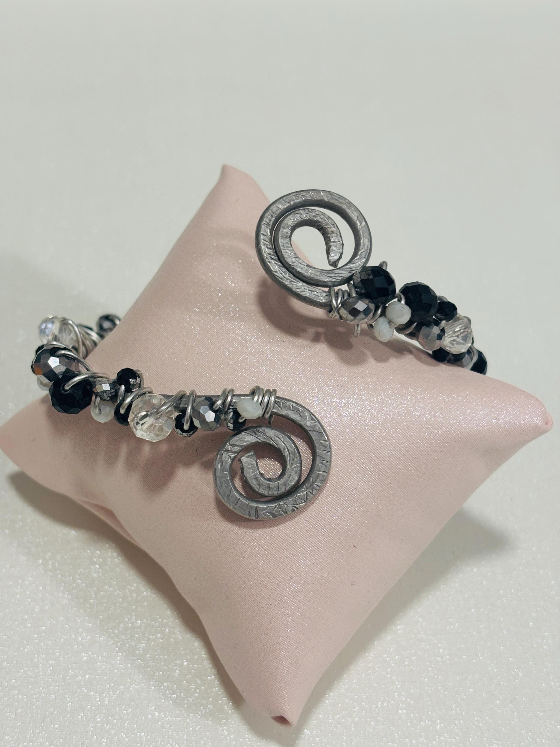 Bracciale multigiro regolabile in alluminio con perline nere| Bracciale spirale artigianale stile industrial gothic| Gioiello alternativo