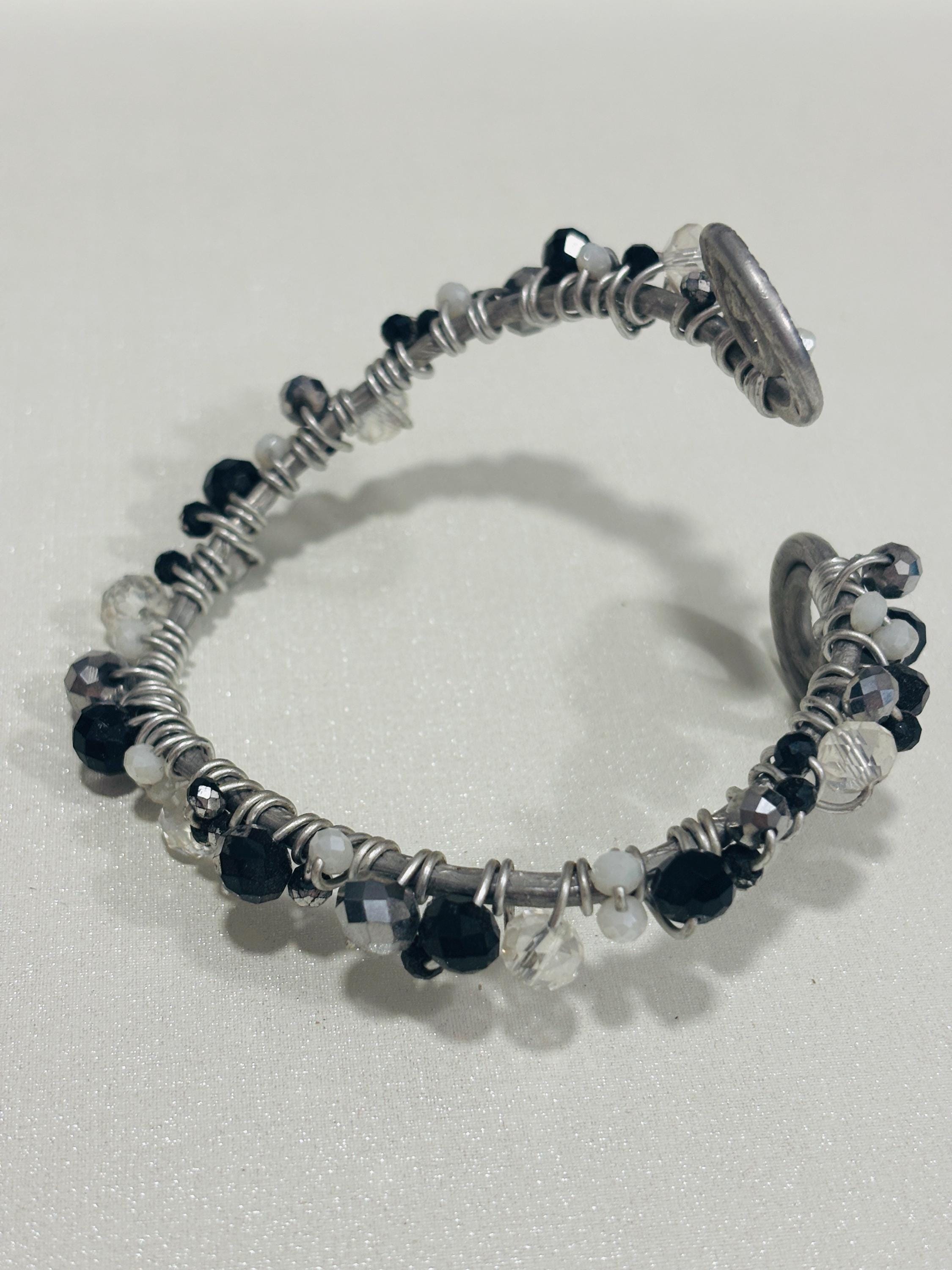 Bracciale multigiro regolabile in alluminio con perline nere| Bracciale spirale artigianale stile industrial gothic| Gioiello alternativo