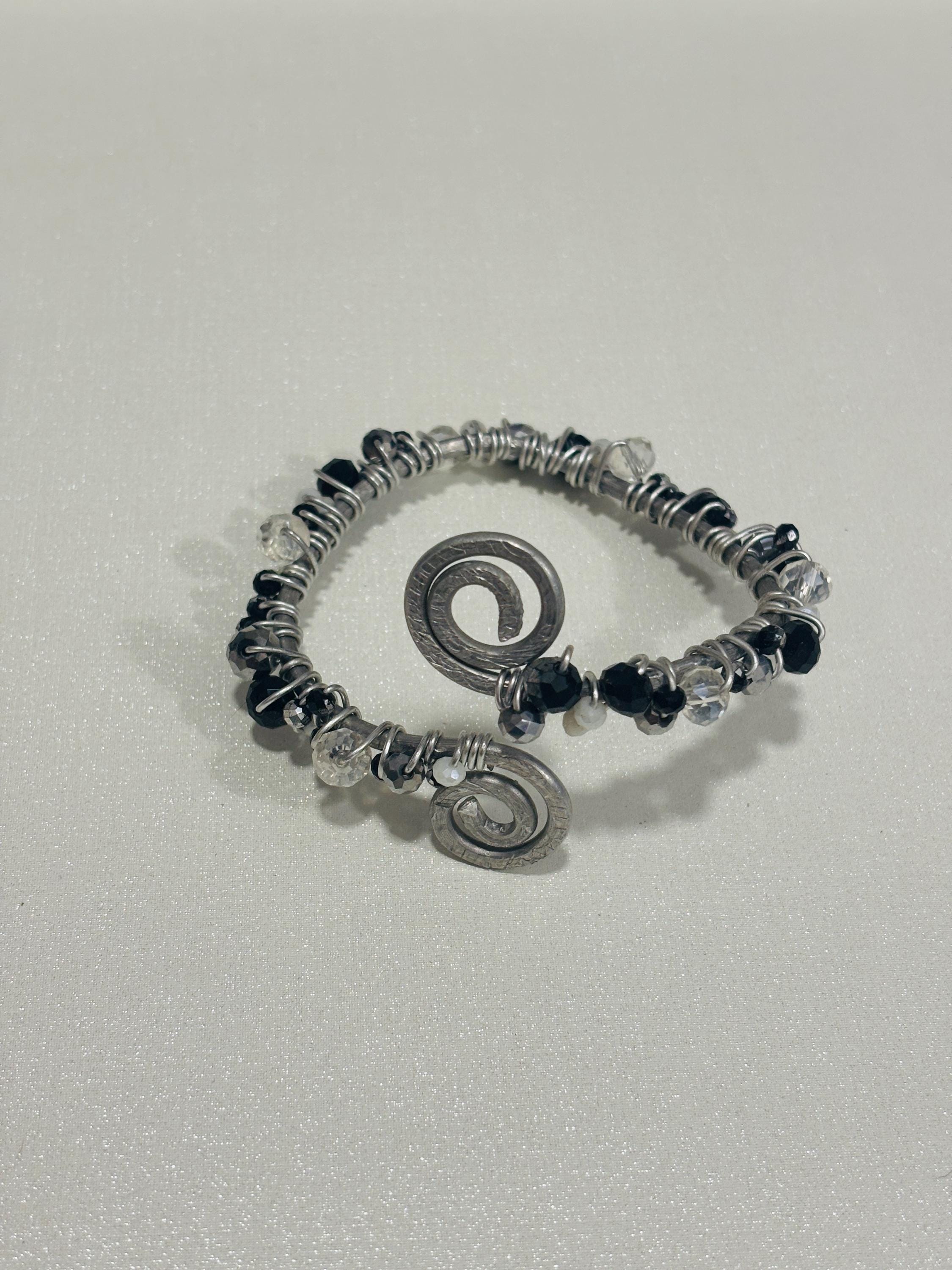 Bracciale multigiro regolabile in alluminio con perline nere| Bracciale spirale artigianale stile industrial gothic| Gioiello alternativo
