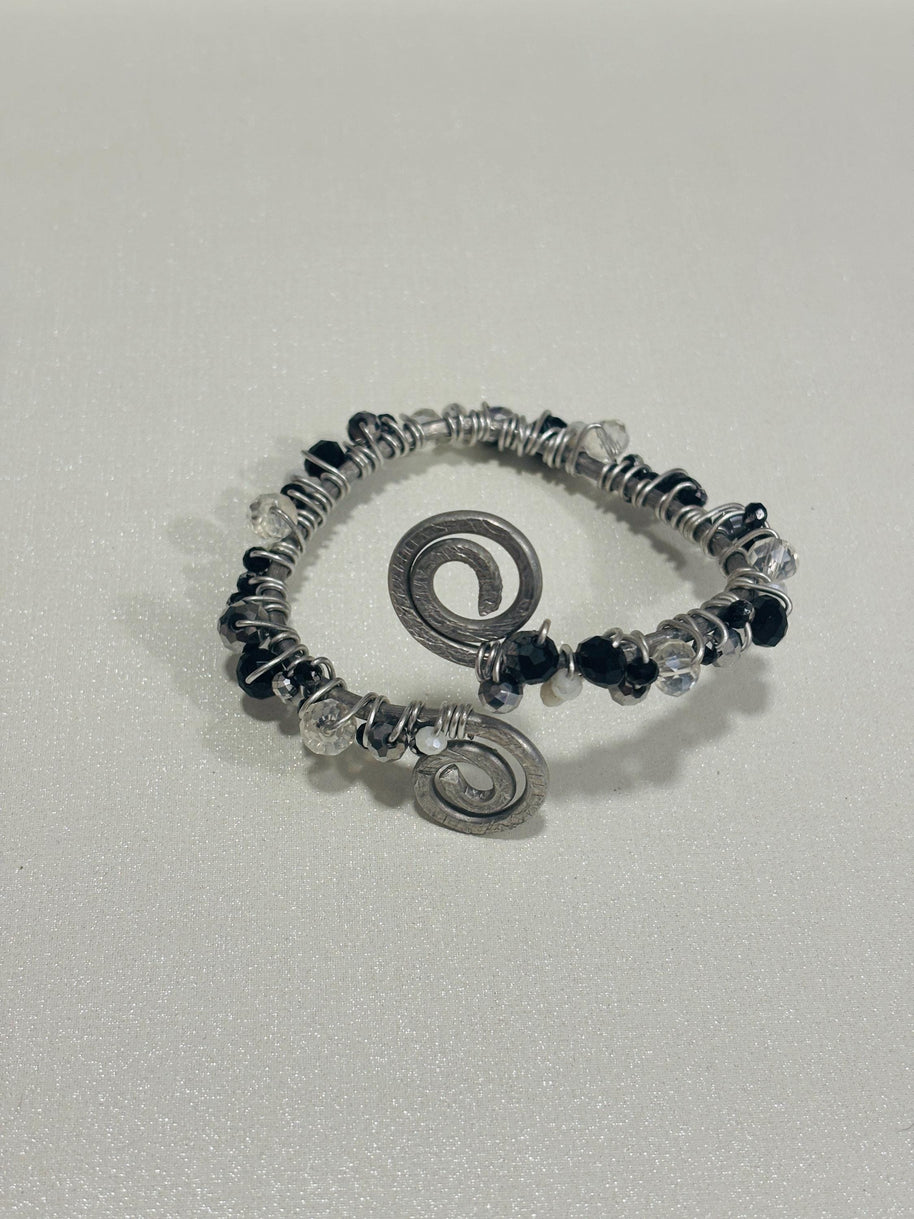 Bracciale multigiro regolabile in alluminio con perline nere| Bracciale spirale artigianale stile industrial gothic| Gioiello alternativo