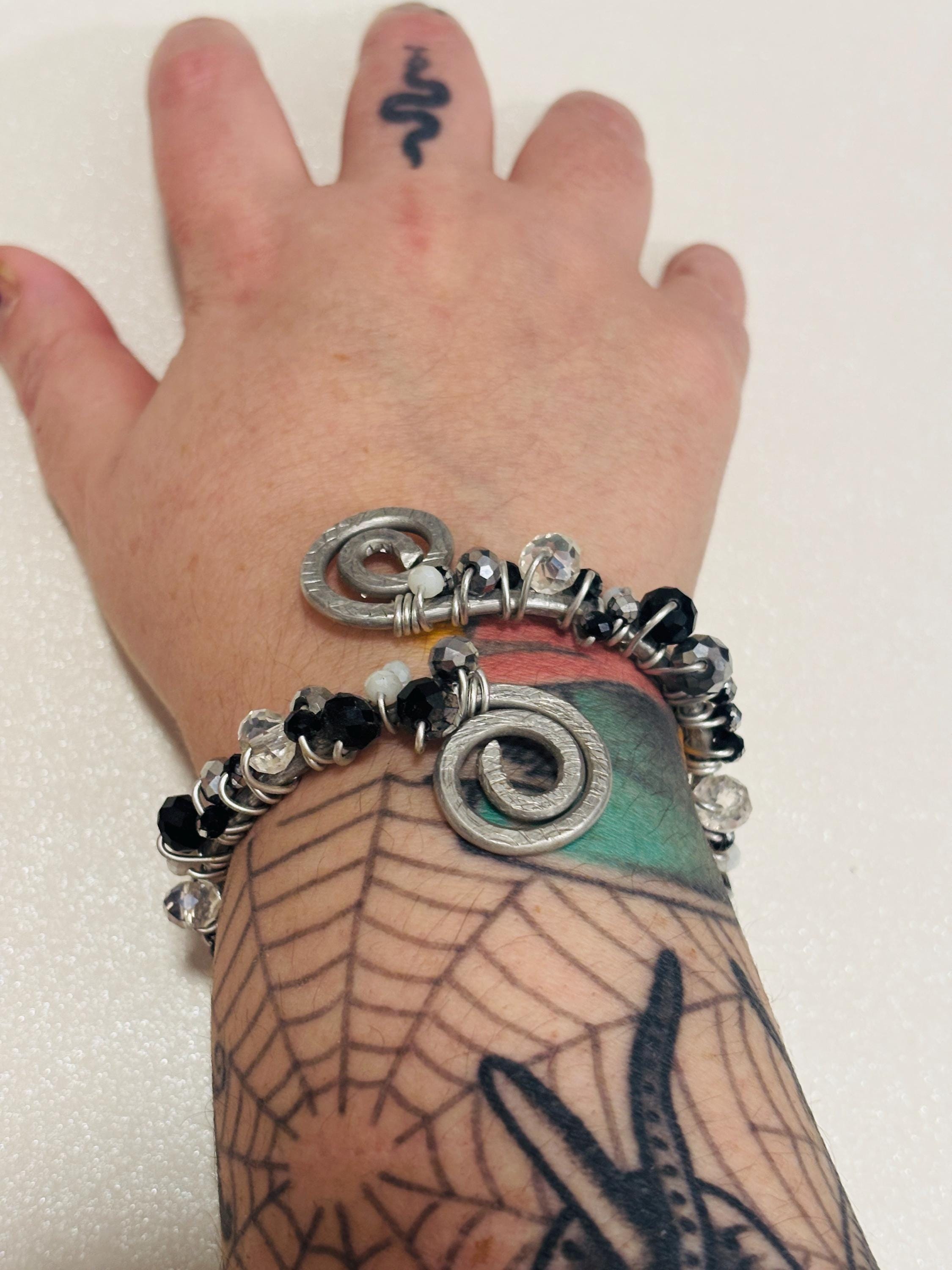 Bracciale multigiro regolabile in alluminio con perline nere| Bracciale spirale artigianale stile industrial gothic| Gioiello alternativo