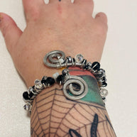 Bracciale multigiro regolabile in alluminio con perline nere| Bracciale spirale artigianale stile industrial gothic| Gioiello alternativo