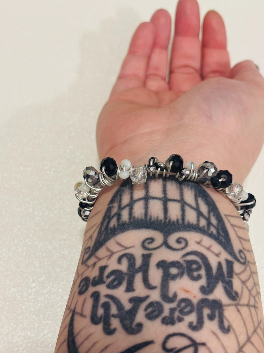 Bracciale multigiro regolabile in alluminio con perline nere| Bracciale spirale artigianale stile industrial gothic| Gioiello alternativo