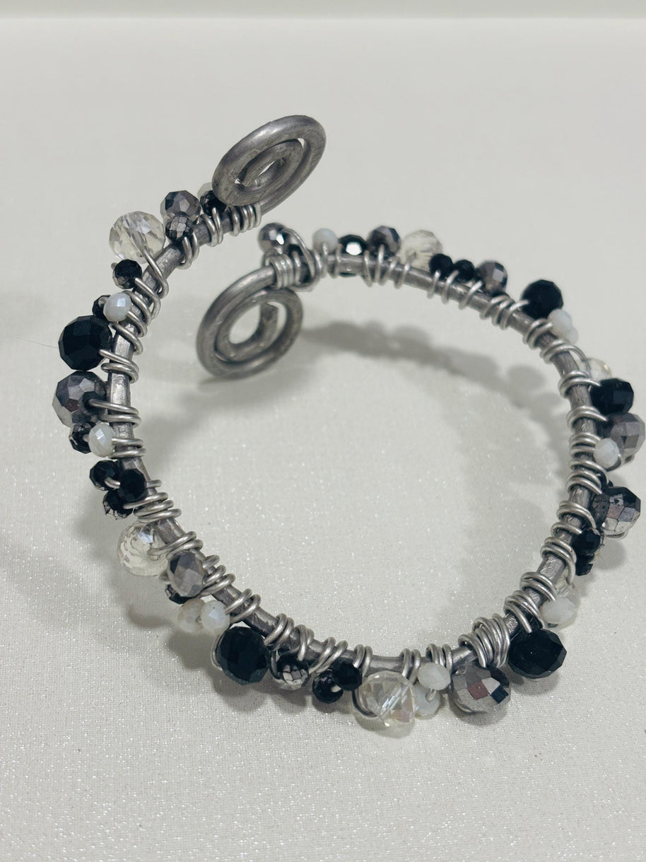 Bracciale multigiro regolabile in alluminio con perline nere| Bracciale spirale artigianale stile industrial gothic| Gioiello alternativo