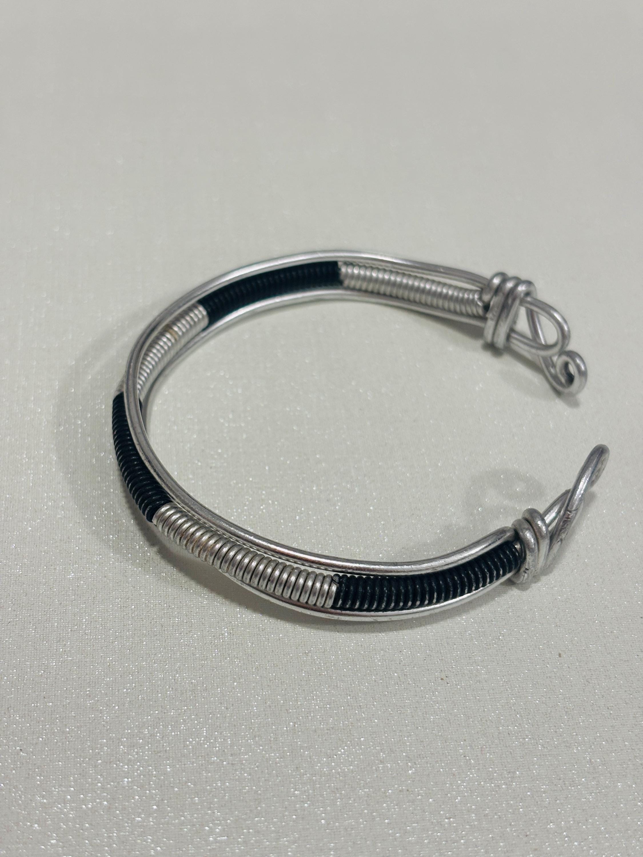 Bracciale rigido spirale nero e argento| Bracciale regolabile in alluminio con spirali|  Bracciale unisex minimal moderno|Idea regalo unisex