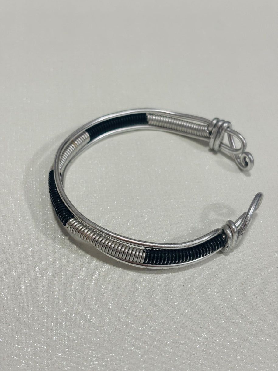 Bracciale rigido spirale nero e argento| Bracciale regolabile in alluminio con spirali|  Bracciale unisex minimal moderno|Idea regalo unisex