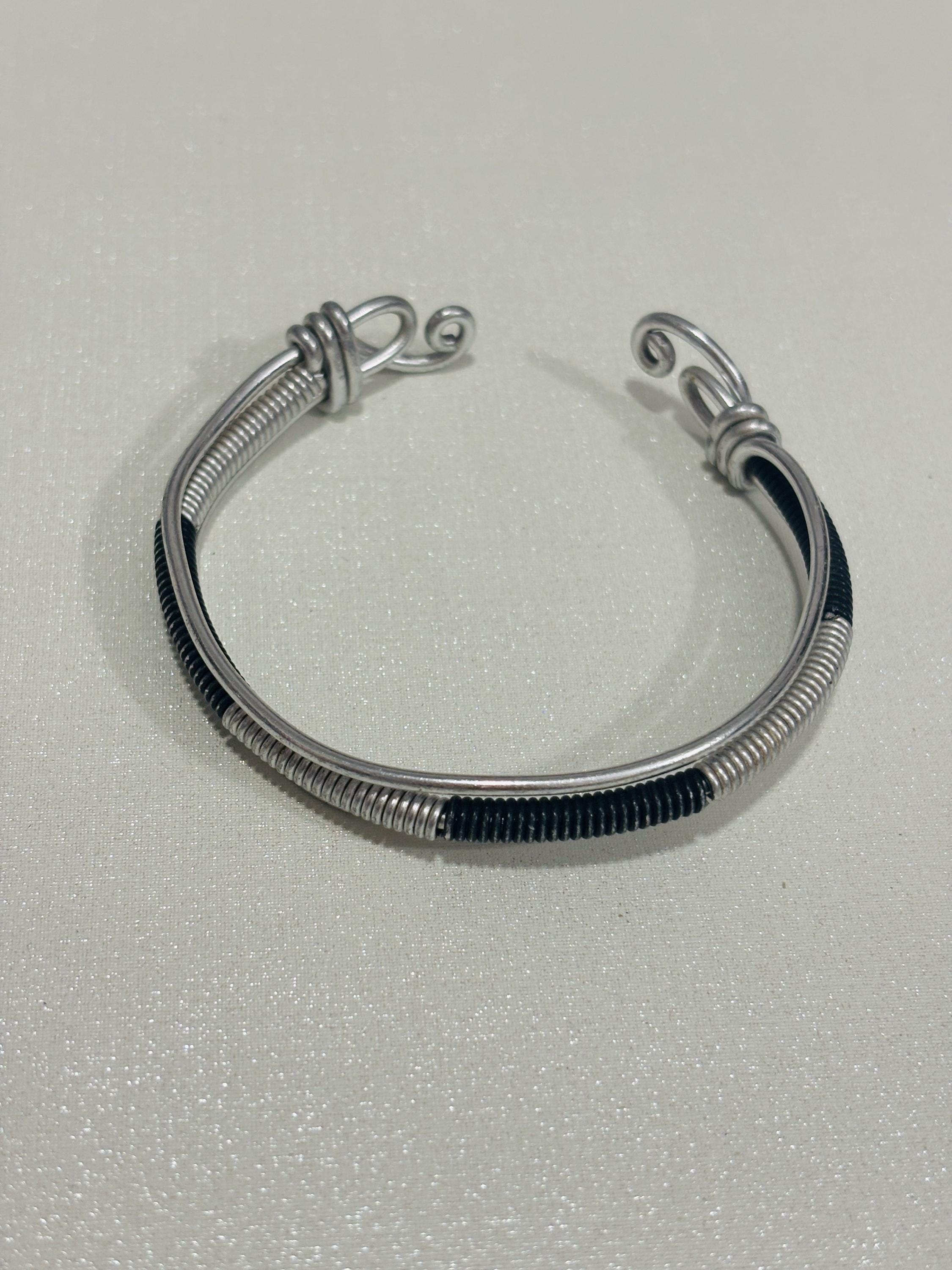 Bracciale rigido spirale nero e argento| Bracciale regolabile in alluminio con spirali|  Bracciale unisex minimal moderno|Idea regalo unisex