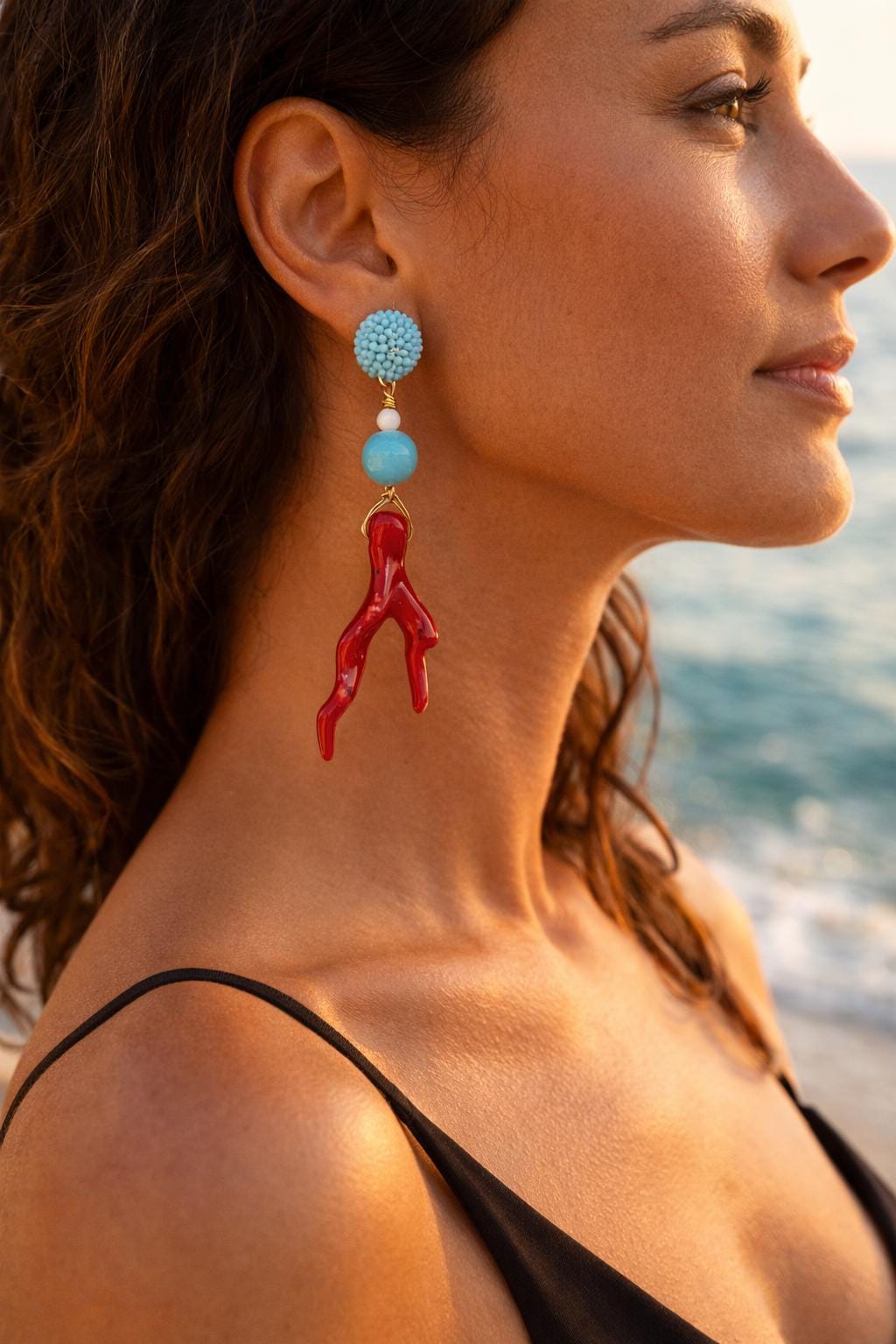 Orecchini corallo rosso e turchese- Orecchini pendenti stile mediterraneo- Gioiello estivo acciaio dorato antiallergico- idea regalo donna