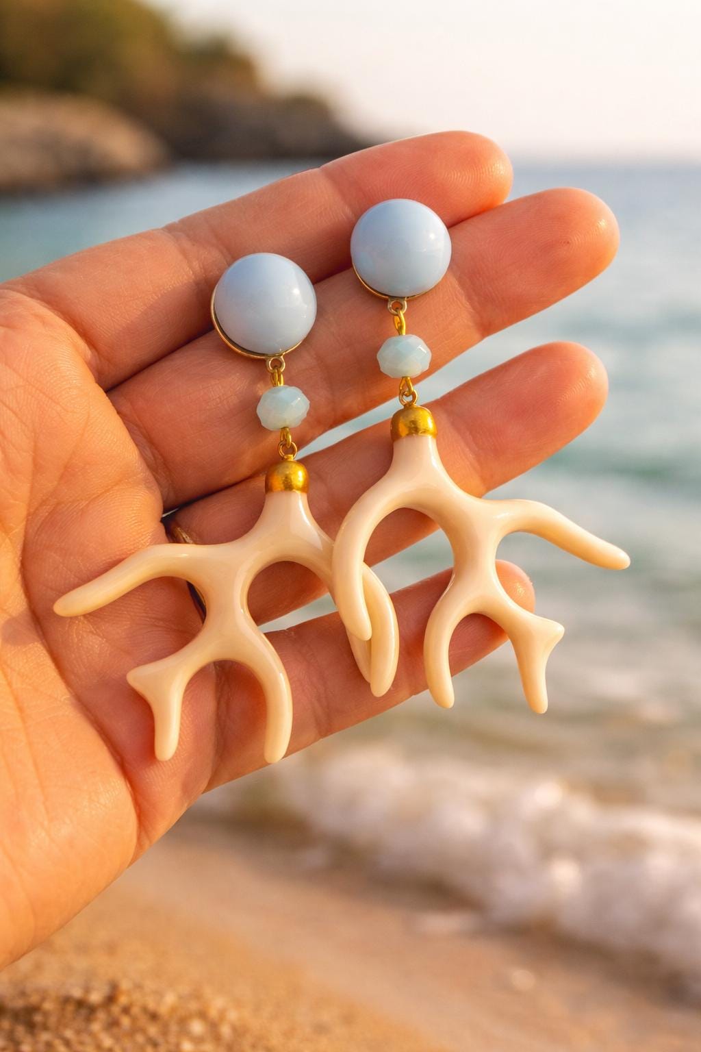 Orecchini corallo mediterraneo beige azzurro | Oreccini pendenti estate mare | Gioiello statement acciaio antiallergico | Idea regalo donna
