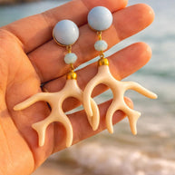 Orecchini corallo mediterraneo beige azzurro | Oreccini pendenti estate mare | Gioiello statement acciaio antiallergico | Idea regalo donna