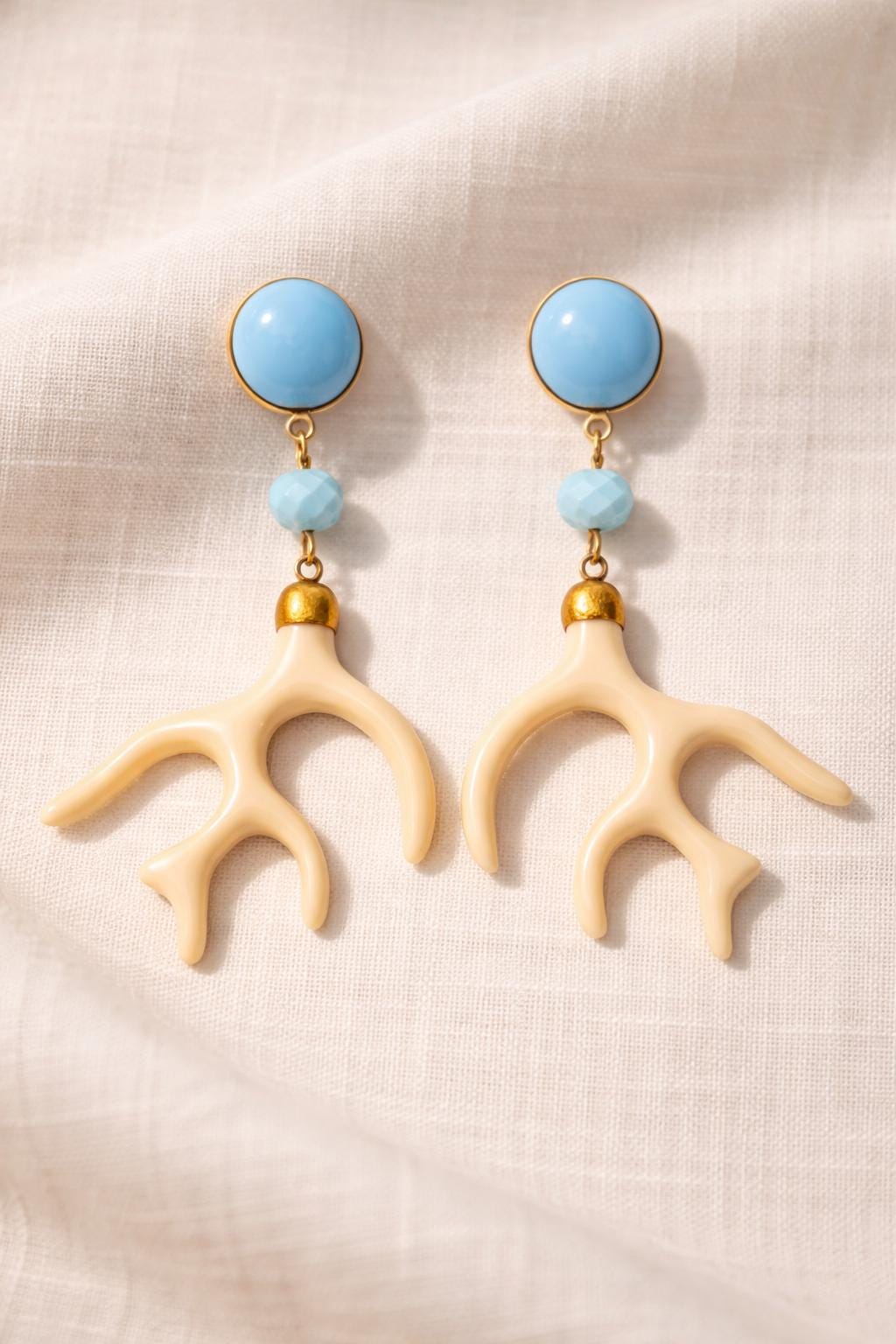 Orecchini corallo mediterraneo beige azzurro | Oreccini pendenti estate mare | Gioiello statement acciaio antiallergico | Idea regalo donna