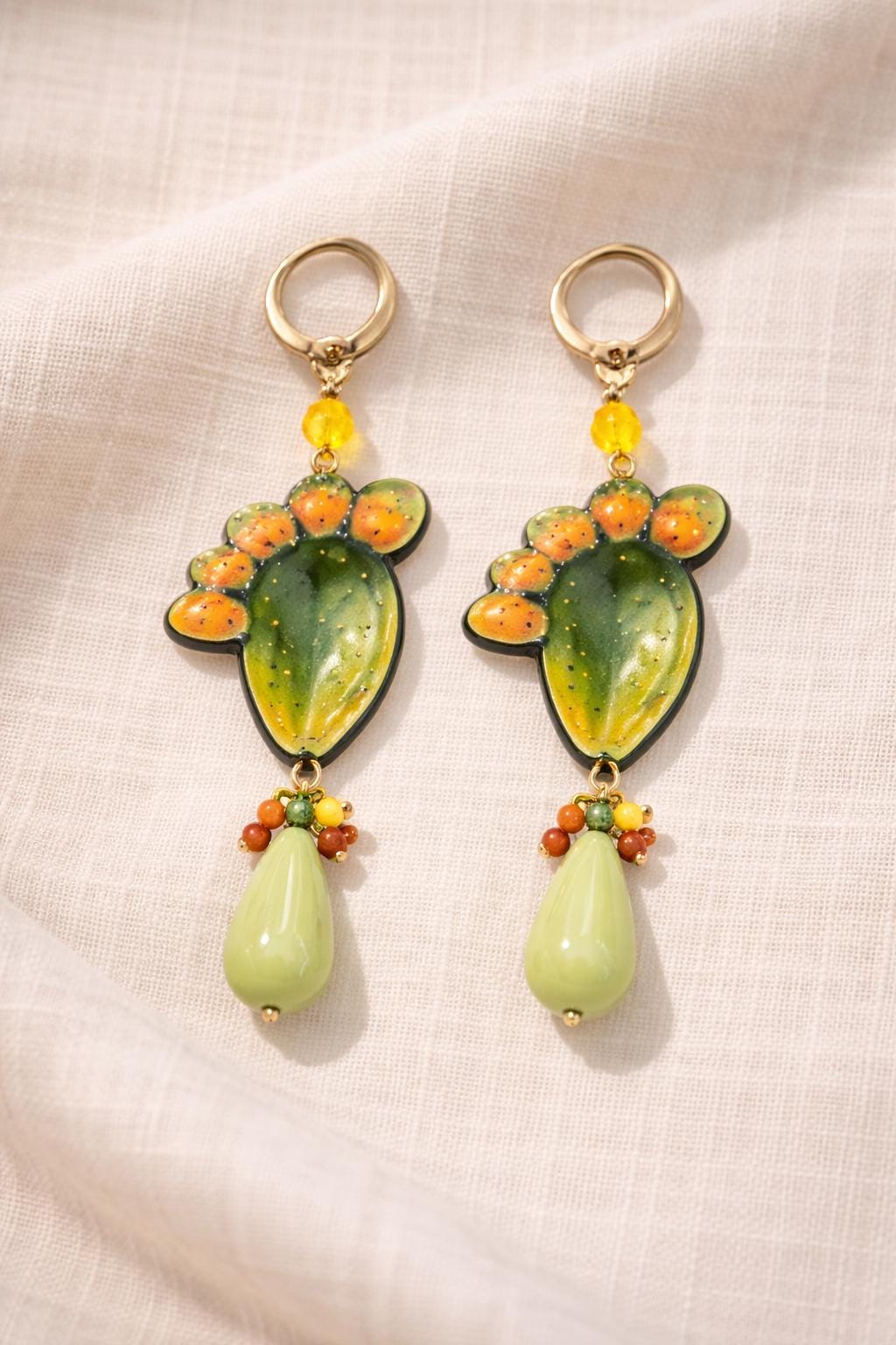 Orecchini pendenti fico d’India siciliano in acciaio dorato antiallergico – Gioiello estivo Mediterraneo colorato – Idea regalo donna