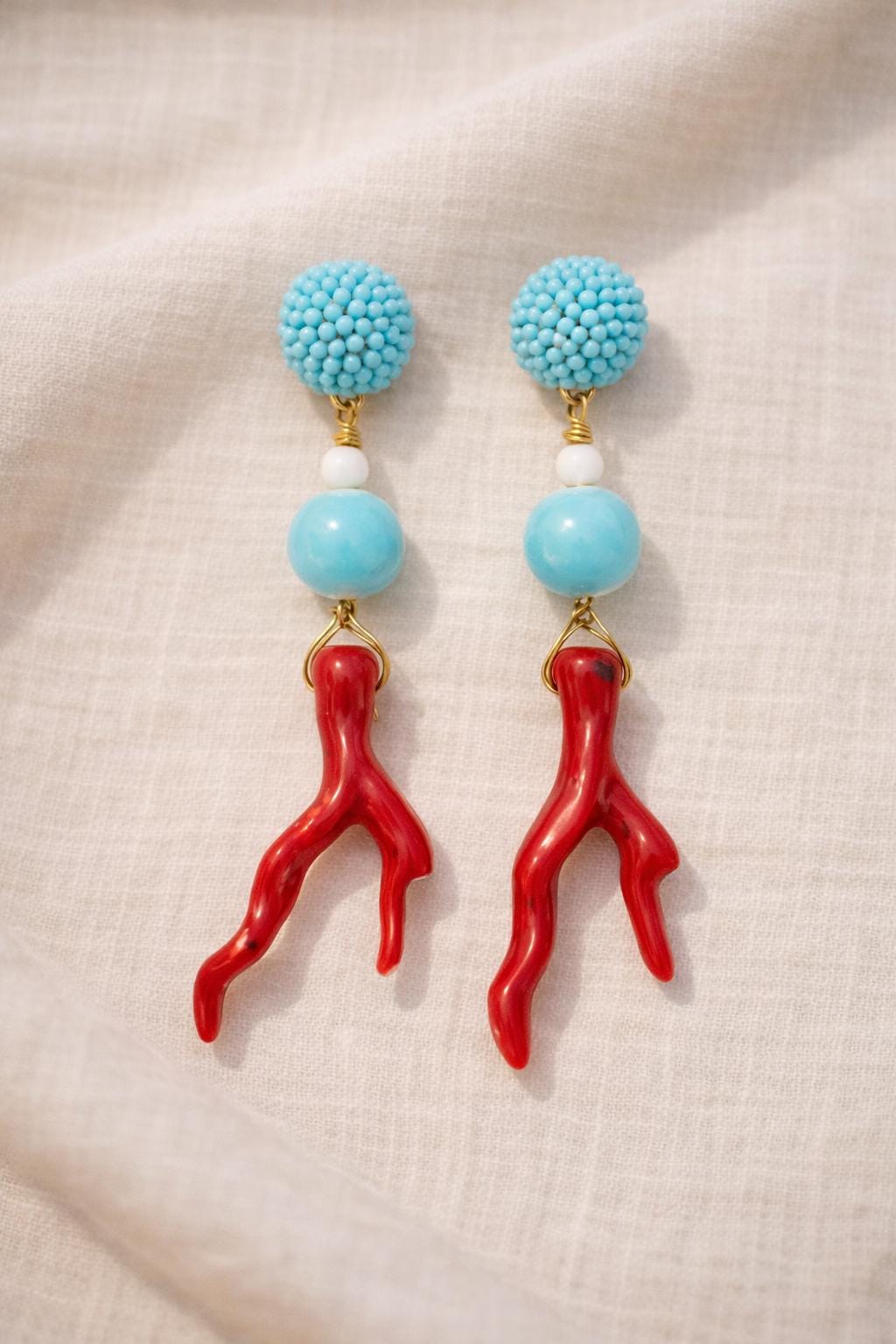 Orecchini corallo rosso e turchese- Orecchini pendenti stile mediterraneo- Gioiello estivo acciaio dorato antiallergico- idea regalo donna